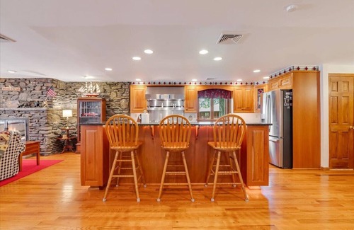 White Mills House | Griffin Lakefront on Lake Wallenpaupack with Private Dock, AC - sleeps 10