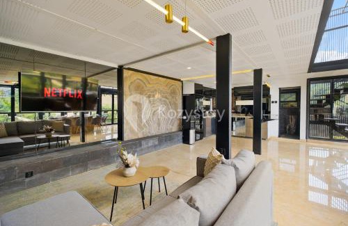 Ciburial Villa | Griya Keraton Villa by Kozystay - Dago