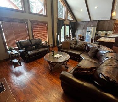 Valemount House | Grizzly Den