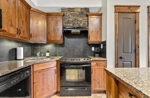 East Kootenay Apartment | Grizzly Springs, Outdoor Pool, Hot Tub, Fireplace