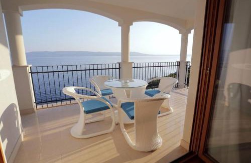 Povile Apartment | Großzügiges Appartement direkt am Meer mit eigenem Pool - Povile Suites