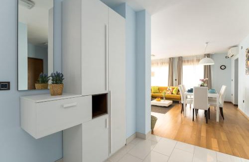 Povile Apartment | Großzügiges Appartement direkt am Meer mit eigenem Pool - Povile Suites