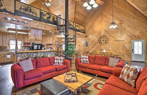 Cotton Gin Cabin | Groesbeck 'Lodge on the River': Hot Tub & Fire Pit