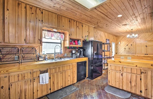 Cotton Gin Cabin | Groesbeck 'Lodge on the River': Hot Tub & Fire Pit