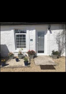 Beith Apartment | GROOMS COTTAGE OUTSIDE HOT TUB