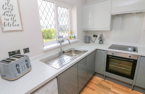 St. Florence Cottage | GROOMS COTTAGE, pet friendly, with pool in St Florence