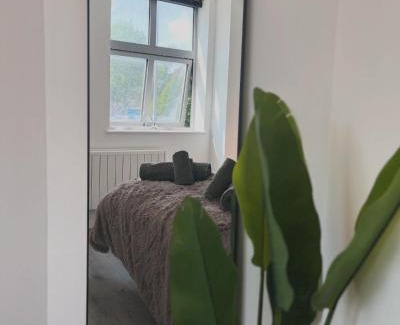 Leicester City Centre Apartment | Groovy Central King Suite - Free Gym!