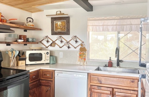 Cottonwood-Verde Village Cabin | Groovy Spacious Cabin 20mins from Sedona - with a Pool! @ That70sCabin