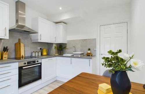 Cheltenham Apartment | Grosvenor New Fresh Central Wifi