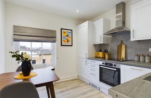 Cheltenham Apartment | Grosvenor New Fresh Central Wifi