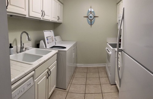 Demere Park Condo | GROUND FLOOR, WASHER & DRYER, PET FRIENDLY. CLOSE TO BEACH AND VILLAGE!