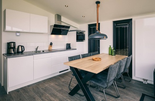 Dirksland Cottage | Ground-floor 6-person bungalow