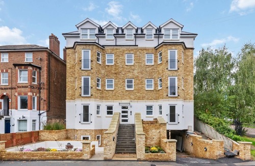Leatherhead Apartment | Ground Floor Apt Disabled Access Parking