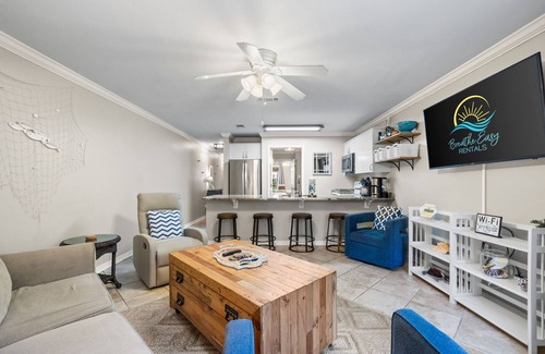Fort Walton Beach - Destin Condo | Ground Floor Getaway in Destin! Beach Service Included! Pool! Hot Tub!