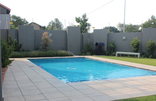 Greater Johannesburg Metropolitan Area Condo | Ground floor modern unit with private garden, in the heart of Fourways