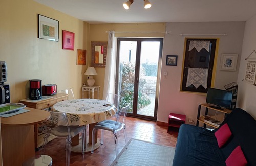 Penmarch Apartment | Ground floor studio with garden and sea view, Penmarch Kerity