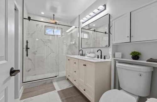 East Allegheny House | Group-Friendly 4 Bedroom 5 Bathroom Pets OK Close to Stadium