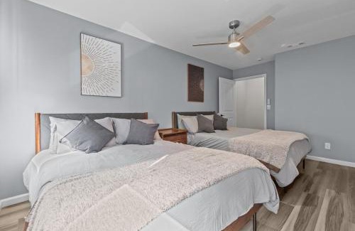 East Allegheny House | Group-Friendly 4 Bedroom 5 Bathroom Pets OK Close to Stadium