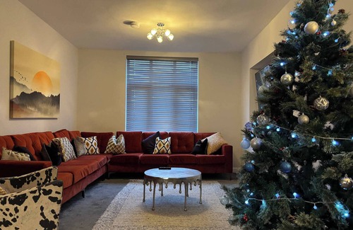 Barnt Green House | Group-Friendly Luxury Home in Solihull - Sleeps 14, near NEC & BHX