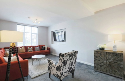 Barnt Green House | Group-Friendly Luxury Home in Solihull - Sleeps 14, near NEC & BHX