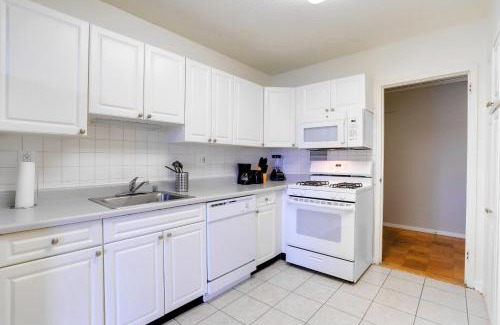 Crystal City Apartment | Group-Friendly Stay Near Metro