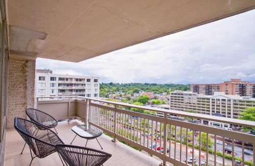 Crystal City Apartment | Group-Friendly Stay Near Metro