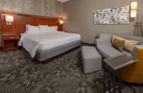 Newark Hotel | Group Getaway! 4 Contemporary Units, Pet-friendly, Indoor Pool, Free Parking!