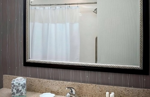 Newark Hotel | Group Getaway! 4 Contemporary Units, Pet-friendly, Indoor Pool, Free Parking!