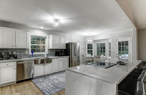 Skyland House | Group Getaway Hot Tub Firepit