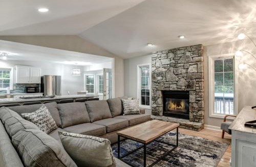 Skyland House | Group Getaway Hot Tub Firepit