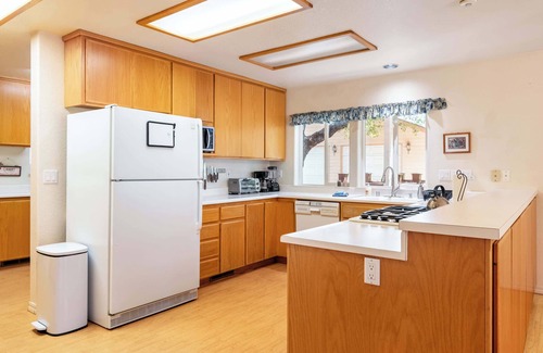 Groveland House | Groveland 2BR House with Hot Tub & Mountain Views
