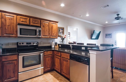Gruene Condo | Gruene Getaway: River View Condo Steps from Music & Dining in Historic Gruene