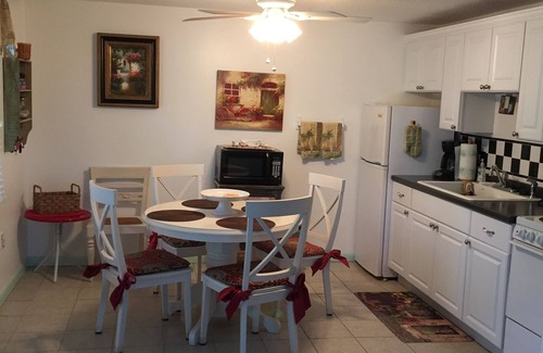 Englewood Cottage | Guava Cottage in quiet Olde Englewood