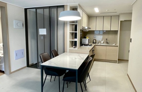 Downtown Apartment | [Guest Favorite] Premium Modern 3-bedroom apartment by Jeju Airport