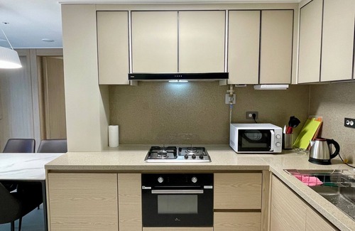 Downtown Apartment | [Guest Favorite] Premium Modern 3-bedroom apartment by Jeju Airport