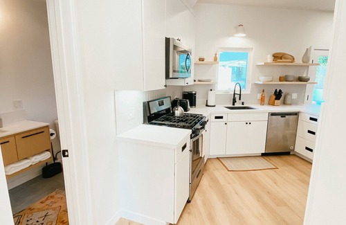 Alta Mesa House | Guest house 1 mi. to State St. & beach! Mountain views, BBQ, fire pit, patio