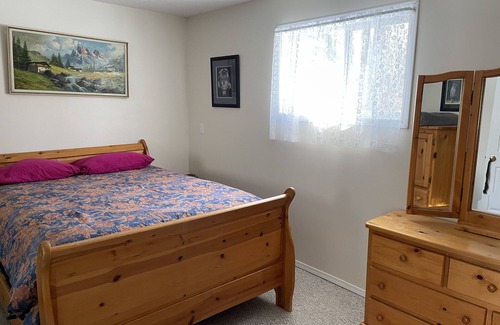 Division No. 8 House | Guest House at Parkland Beach, Gull Lake