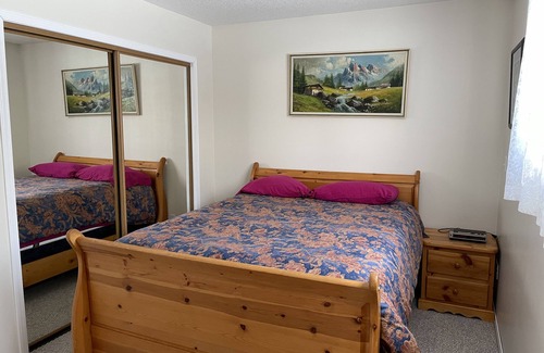 Division No. 8 House | Guest House at Parkland Beach, Gull Lake