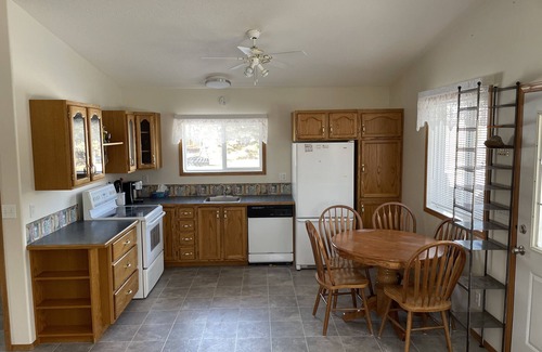 Division No. 8 House | Guest House at Parkland Beach, Gull Lake