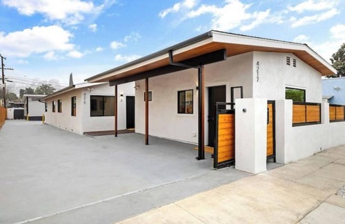 Los Angeles House | Guest house w/2BR 2bath by DTLA East Los Angeles