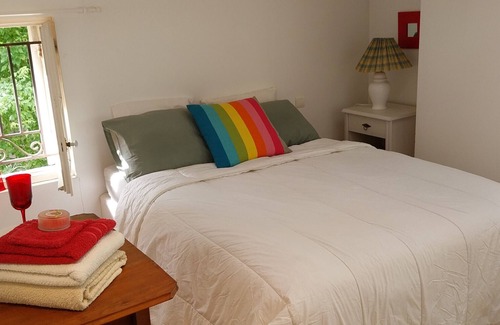 Saint-Andre-de-Cubzac Bed & Breakfast | Guest Room "La Lagune" with Shared Terrace, Private Garden and Wi-Fi