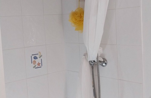 Saint-Andre-de-Cubzac Bed & Breakfast | Guest Room "La Lagune" with Shared Terrace, Private Garden and Wi-Fi