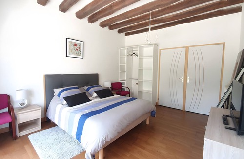 Cour-Cheverny Bed & Breakfast | Guest Room 'Chambre Coquelicot - Le Petit Puits' with Shared Garden and Wi-Fi