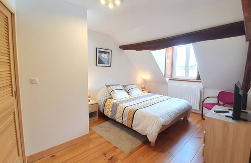 Cour-Cheverny Bed & Breakfast | Guest Room 'Chambre Iris - Le Petit Puits' with Shared Garden and Wi-Fi