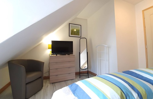 Cour-Cheverny Bed & Breakfast | Guest Room 'Suite Bleuet - Le Petit Puits' with Shared Garden and Wi-Fi