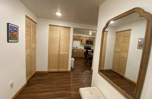 Moscow House | Guest Suite with Hot Tub, sleeps 4 - No nonsense fee