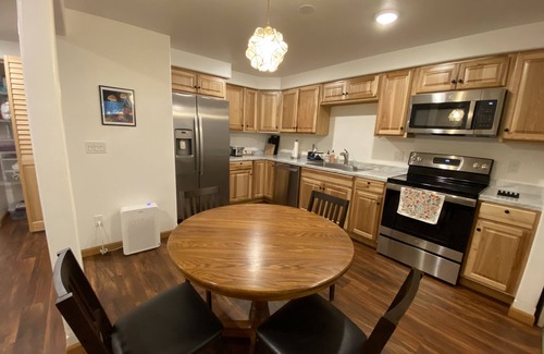 Moscow House | Guest Suite with Hot Tub, sleeps 4 - No nonsense fee