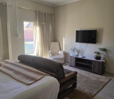 Boksburg Apartment | Guesthouse 71 King Size Guest Room