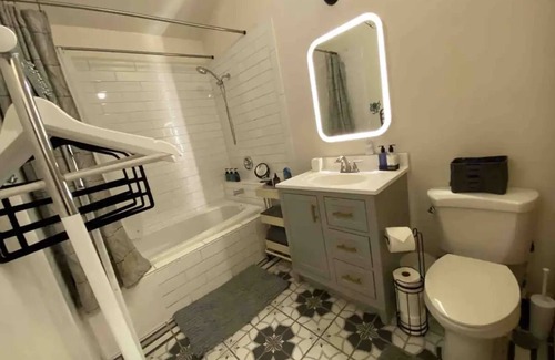 Southwest Anaheim Cottage | Guesthouse: Jacuzzi,Patio & Entry