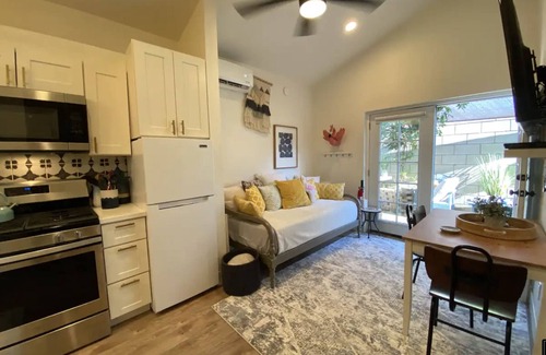 Southwest Anaheim Cottage | Guesthouse: Jacuzzi,Patio & Entry